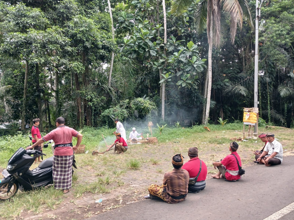 Pemerintah Desa Abiansemal Dauh Yeh Cani Laksanakan Upacara Ngeruak sebagai Persiapan Pembangunan Bale Pesandekan dan Tembok Penyengker Setra Desa Adat Abiansemal